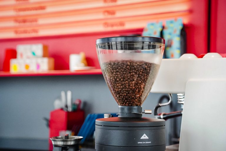 Elska coffee kavinė Panevėžio autobusų stotyje kavos pupelių malimo aparatas